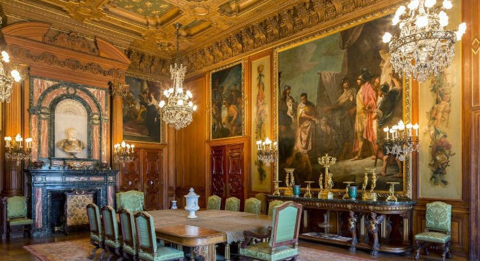 amazing-dining-room-with-Renaissance-interior-design-with-fireplace-and-chandeliers-and-sconces-and-wall-painting-and-large-dining-table-and-console-table-and-chairs-700x381