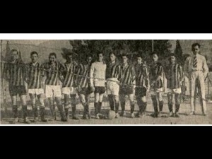 Η ομάδα της ΑΕΚ το 1924. Από αριστερά: Ασδέρης, Ιερεμιάδης, Χατζόπουλος, Καραγιαννίδης, Μήλας, Κίτσος, Κεχαγιάς, Ιππιάδης, Μπαλτάς, Δημόπουλος, Παρασκευάς και ο ποδοσφαιριστής του Παναθηναϊκού Απόστολος Νικολαϊδης που στο συγκεκριμένο αγώνα ήταν διαιτητής 