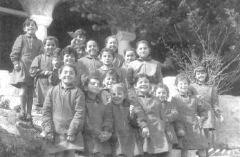 1971. Οι πρώτες μαθήτριες του Δημοτικού Σχολείου της Ι.Μ. Αγίου Στεφάνου