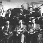 Τζιτζιφιές στα 1948. Το συγκρότημα του Καλαματιανού, μια από τις πιο φημισμένες ομάδες μουσικών, που έπαιξαν ποτέ μαζί. Ανάμεσα τους ο Μάρκος Βαμβακάρης και ο αδελφός του στ'αριστερά της κεντρικής σειράς και στη μπροστινή σειρά από τ'αριστερά προς τα δεξιά ο Κερομύτης, ο Χατζηχρήστος, ο Μητσάκης, ο Παπαϊωάννου και ο Μανισαλής.