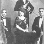 Η Ρόζα Εσκενάζη με τους μουσικούς της (κανονάκι, λύρα, ούτι).