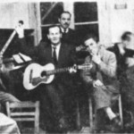 Ο Μιχάλης Γενίτσαρης με τον Σαμιωτάκη και τον Ροβερτάκη (όρθιος) στου Καλαματιανού στις Τζιτζιφιές, 1951.