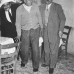 Ο μπουζουξής Λευτέρης Τσαγκάρης, ο Στράτος κι ο Γενίτσαρης χαριεντίζονται (1948).