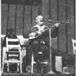 Ο Μπαγιαντέρας στη Συναυλία στο "Ρουαγιάλ". 1975. Στο βάθος ο Νίκος Λογοθέτης.