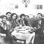 Πρώτη αριστερά η Σεβάς Χανούμ. Πρώτος δεξιά ο Αναγνώστου (τότε έπαιζε μπουζούκι) και δεύτερος ο Σπ. Καλφόπουλος (Στου Γιώργου, στις Τζιτζιφιές, 1952).