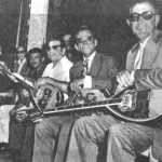 Τζιτζιφιές στα 1948. Το συγκρότημα του Καλαματιανού, μια από τις πιο φημισμένες ομάδες μουσικών, που έπαιξαν ποτέ μαζί. Ανάμεσα τους ο Μάρκος Βαμβακάρης και ο αδελφός του στ'αριστερά της κεντρικής σειράς και στη μπροστινή σειρά από τ'αριστερά προς τα δεξιά ο Κερομύτης, ο Χατζηχρήστος, ο Μητσάκης, ο Παπαϊωάννου και ο Μανισαλής.