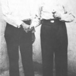 Οι ξακουστοί νταήδες του Πειραιώς Γκίκας Μενιδιάτης και Βαγγέλης Βετούλης. Κατά πάσα πιθανότητα, αμφότεροι ήσανε αρβανίτες. Εδώ εικονίζονται στην αυλή της φυλακής Σιγκρού το 1933. Και οι δυο τους δε φοράνε ούτε γραβάτα. μήτε κολάρο καθώς το απαιτούσε η κουτσαβάκικη παράδοση.