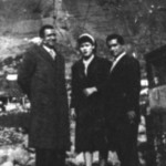 Ο Μήτσος Παπασίκας με τη γυναίκα του και τον Μπάμπη Μπακάλη στην Καλαμπάκα (1952).