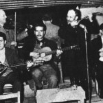 Ο Κ.Παπαδόπουλος (μπουζούκι), Δ.Δασκαλάκης (κιθ.), Γ.Ροβερτάκης (πιάνο), Μπουχράμ Αλτιμπακιάν (βιολί) και ο Μπάτης με τον μπαγλαμά του (1952).