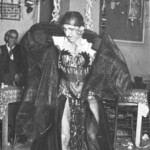 Ο Παπαϊωάννου, ντυμένος γυναικεία, χορεύει τσιφτετέλι στην Κοκκινιά.
