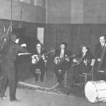 Πειθαρχικός σαν πρωτάρης ο Σπύρος Περιστέρης (κιθάρα), στην ορχήστρα του Χρήστου Λεοντή (1947).