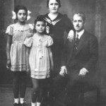 Ο Λάμπρος Σαβαίδης (γνωστός ως Λάμπρος με το κανονάκι) με την οικογένεια του (1938).