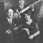 Ο Μήτσος Σέμσης (βιολί), ο Αγάπιος Τομπούλης (ταμπούρ) και η Ρόζα Εσκενάζι (ντέφι), όταν τραγουδούσαν στον Ταύγετο το 1932.