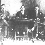 Νίκος Συρίγος ή Σαντορινιός (βιολί), Μιχάλης Σκουλούδης (μαντολίνο), Γιώργος Πετρίδης (σαντούρι), ο τότε διάσημος τραγουδιστής Κώστας Νούρος και ο Στελάκης Περπινιάδης (τραγούδι, κιθάρα). Φωτογραφία του 1928.