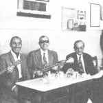 Από τ'αριστερά: Θανάσης Αθανασίου, Κούλης Σκαρπέλης, Σπύρος Καλφόπουλος, Παν.Πετσάς, λίγο πριν φύγουν για συναυλίες στη Γερμανία. Δίπλα τους η συγγραφέας και μουσικός Γκαίηλ Χολστ (1978).