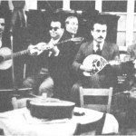 Από τ'αριστερά: Γιάννης Κυριαζής, Στ.Χρυσίνης, Πινόκιο (στο πιάνο), Πάνος Γαβαλάς, Ν.Μεϊμάρης.