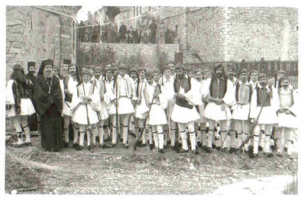 Μαθητές του Γυμνασίου Καλαβρύτων το 1976, σε αναμνηστική φωτογραφία μετά την αναπαράσταση της 25ης Μαρτίου στην Αγία Λαύρα.