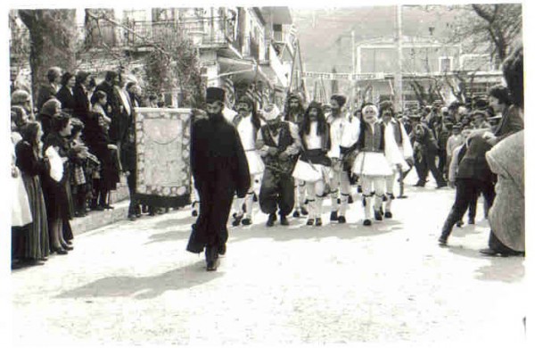 Φωτογραφία από την αναπαράσταση της κατάληψης της πόλης των Καλαβρύτων την 21η Μαρτίου 1976. Συμμετέχουν μαθητές του γυμνασίου και κάτοικοι της πόλης μας.