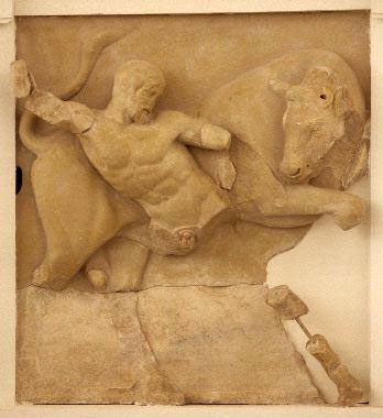 Ναός του Δία Μετόπη 4, Ο Ηρακλής δαμάζει τον Κρητικό ταύρο.