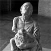 Αντίγραφο αγάλματος καθιστής μεθυσμένης γριάς με λάγυνο. Μόναχο, Staatliche Glyptothek.