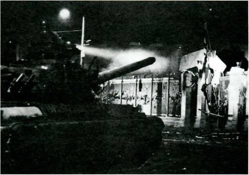 Σάββατο 17 Νοεμβρίου 1973: το στρατιωτικό άρμα μπροστά από την πύλη του Πολυτεχνείου 