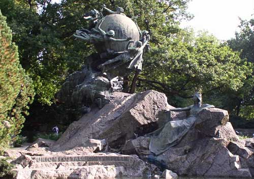 Άγαλμα με το έμβλημα της Παγκόσμιας Ταχυδρομικής Ένωσης