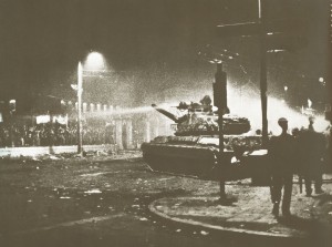 17-Νοέμβρη-1973-εισβολή-του-τανκ-της-χούντας-στο-Πολυτεχνείο