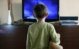 Παιδί μπροστά στην τηλεόραση