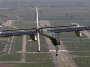 Ένα αεροπλάνο που κινείται με ηλιακή ενέργεια...