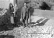 Φωτογραφία s032. Αναστασία Σουλιμιώτη με τον Νίκο Σουλιμιώτη (του Βαγγέλη) στην αγκαλιά της και ο Παναγιώτης Παρασκευόπουλος. 1 Ιανουαρίου 1961.