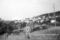 Φωτογραφία s034. Αλέκος Σουλιμιώτης στην τοποθεσία Λια το αλώνι με θέα το χωριό Βρύσες. 4 Απριλίου 1962.
