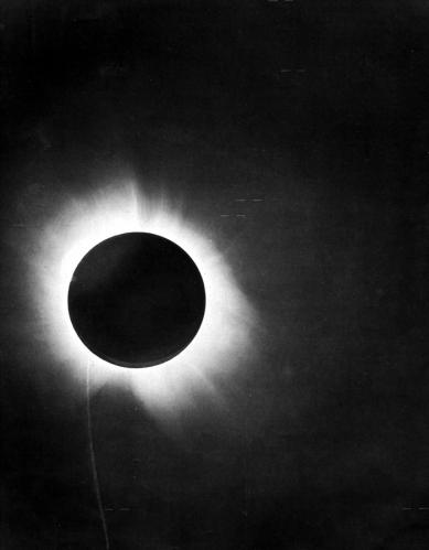 Η πειραματική απόδειξη μέσω μιας έκλειψης ηλίου στην Αυστραλία, το 1922