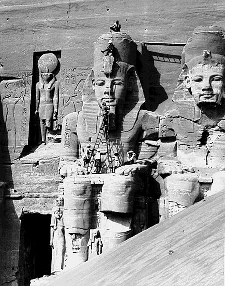 temple-of-RamsesII.jpg (71968 bytes)