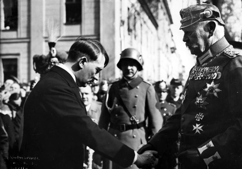 Bundesarchiv Bild 183-S38324 Tag von Potsdam Adolf Hitler Paul v. Hindenburg