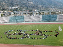 Οι μαθητές σχηματίζουν τους Ολυμπιακούς κύκλους