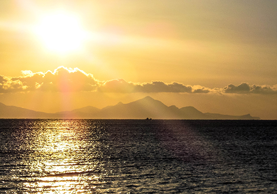 Μου αρέσει ο ήλιος να φωτίζει την απέραντη καθαρή θάλασσα της Καρδάμαινας.