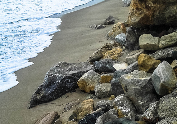 Βράχια που κρύβουν ιστορίες της θάλασσας.
