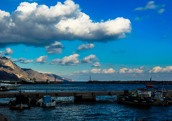 Το λιμάνι της Καρδάμαινας όπου αράζουν τα ψαροκάικα ντόπιων ψαράδων στη σκιά του βουνού Δίκαιο.